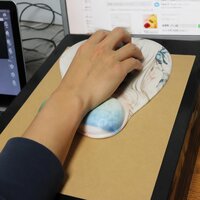 おっぱいマウスを操作している様子